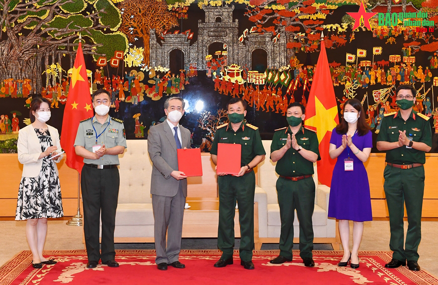 Bộ Quốc phòng Trung Quốc trao tặng Bộ Quốc phòng Việt Nam 200.000 liều vaccine